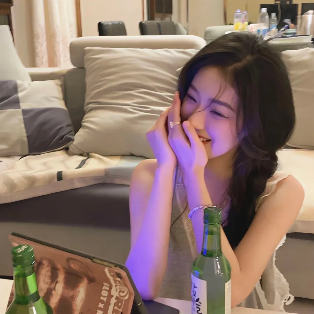 一个唱歌，另一个不唱歌